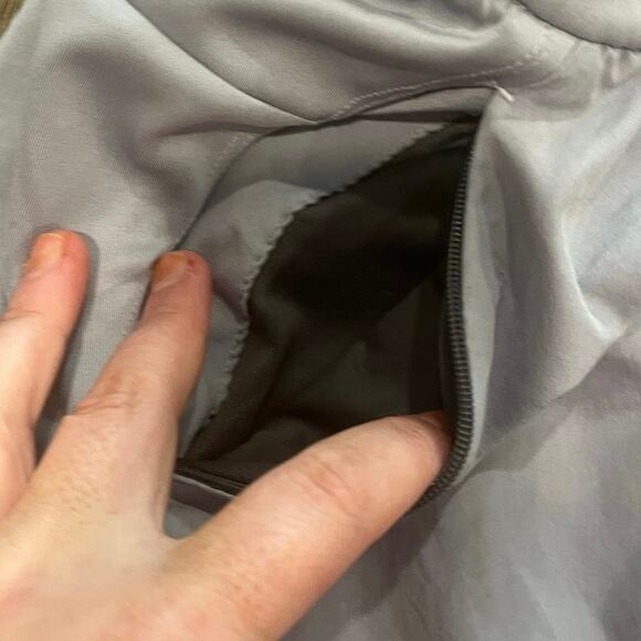 Adidas Womens Shorts Athletic Shorts Zipper Pockets Elastic Waist Gray Size S 5" - Picture 4 of 7